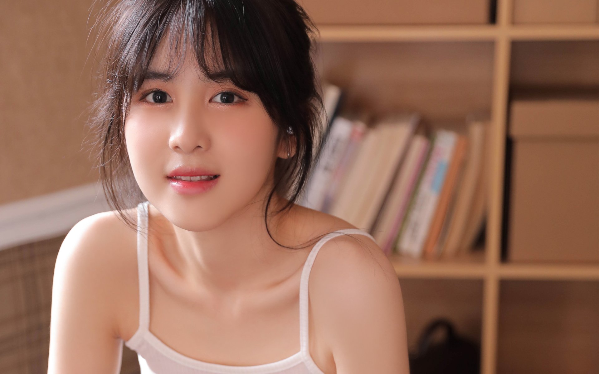 “快艇冲浪：东三叉湖赛场极速对决，飞驰水面成焦点”