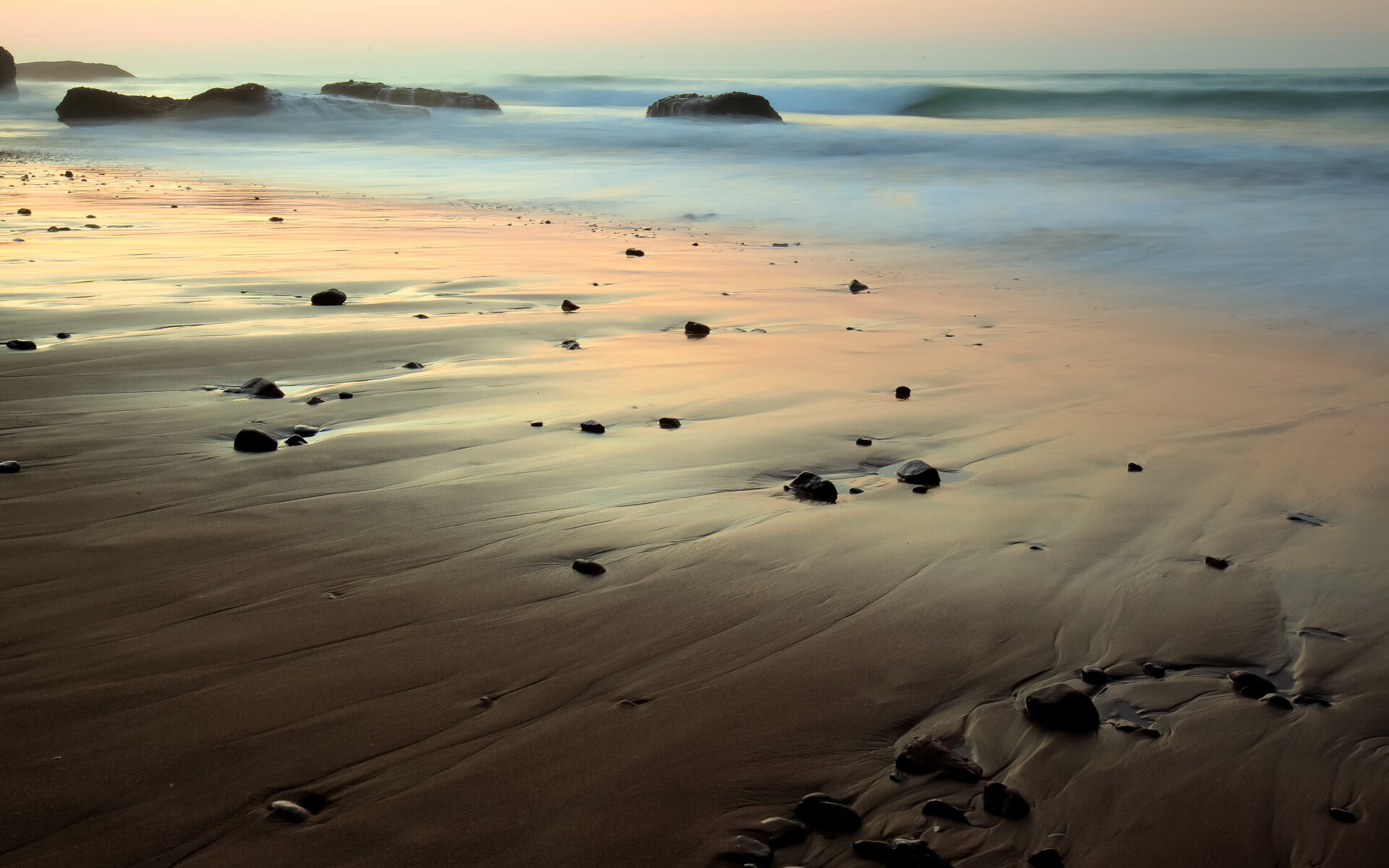 爱游戏app-仰泳赛场波兰选手步伐稳定，仰泳冠军的慢动作视频