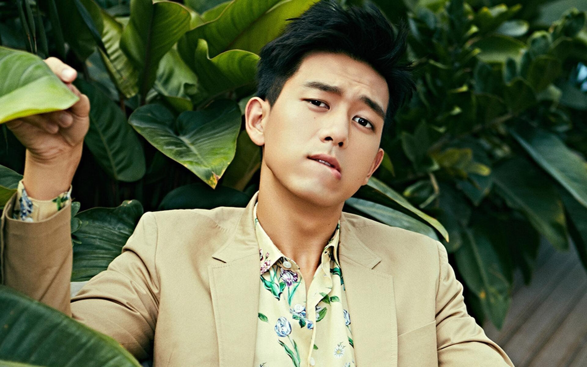 柯尔赞冲线瞬间引发现场欢呼,科尔阿赞